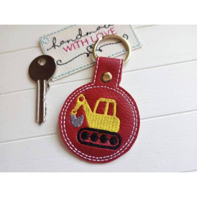 Schlüsselanhänger Bagger gestickt aus rotem Kunstleder – Geschenk für Jungen, Taschenbaumler, Rucksack Anhänger, Schulanfang