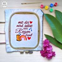 Stickdateien Regen bunt – Fröhliches Spruchmotiv ab 10x10 Rahmen Bild 4
