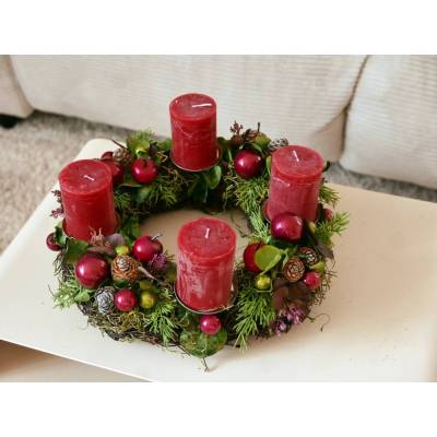 Adventskranz rot traditionell – Handgefertigtes Unikat auf Naturrebenkranz