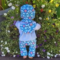 Stickdatei Puppenkleidung Baby Puppe 36cm – Set Halstuch, Mütze, Hose, Rucksack mit Anleitung – Design by Jasmina Bild 2