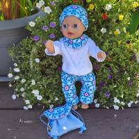 Stickdatei Puppenkleidung Baby Puppe 36cm – Set Halstuch, Mütze, Hose, Rucksack mit Anleitung – Design by Jasmina Bild 3