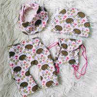 Stickdatei Puppenkleidung Baby Puppe 36cm – Set Halstuch, Mütze, Hose, Rucksack mit Anleitung – Design by Jasmina Bild 4