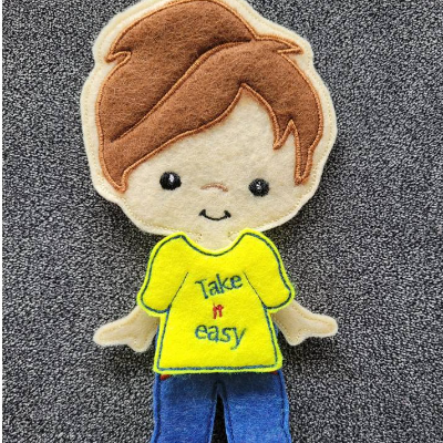 DreamEmbroid Anziehpuppe Ben – Stickdatei Applikation mit Kleidung, kompatibel mit Kathys Kleidung