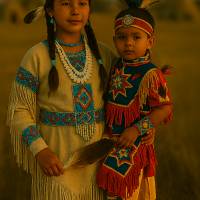 Junge und Mädchen in Festtagsgewand Bild 1