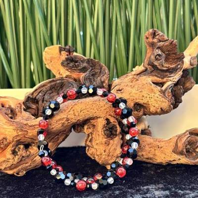 Bunter Armreif aus Glasperlen und Memorydraht – Einzigartiger Modeschmuck