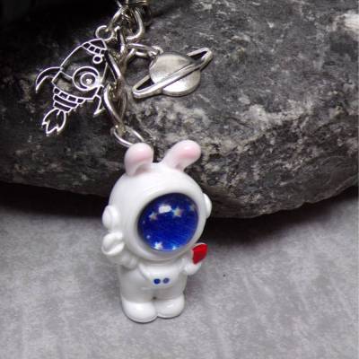 Personalisierbarer Schlüsselanhänger Astronaut Weltall 3D – Rakete & Planet, stehend oder sitzend, versilbert