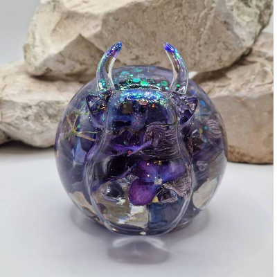 Tierfigur runde Kuh lila Blüten B-Ware