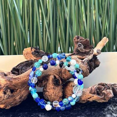 Bunter Armreif aus Glasperlen und Memorydraht – Einzigartiger Modeschmuck