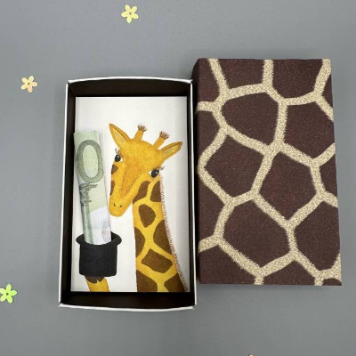 Witzige Verpackung für Geldgeschenk mit handgemalter Giraffe – Originelle Schiebeschachtel
