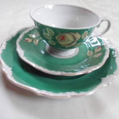 Sehr schöne Sammeltasse aus weißem Porzellan mit grünem Dekor und Rosenmotiv Vintage DDR