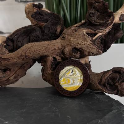 Kettenanhänger aus Holz mit Glaskuppel – Buntes Unikat & Handgemachtes Schmuckstück gelb, weiß, schwarz