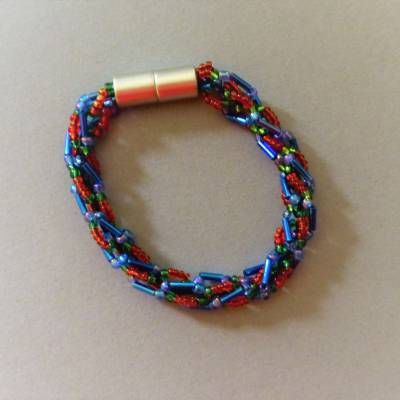 Armband, Häkelarmband blau mit rot und grün, Länge 19 cm, aus Perlen + Stiftperlen gehäkelt