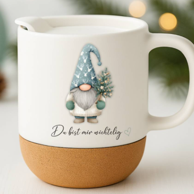 Weihnachtstasse mit Wichtel Motiv und Spruch| Du bist mir wichtelig| Keramiktasse mit Korksockel | Geschenk Weihnachten