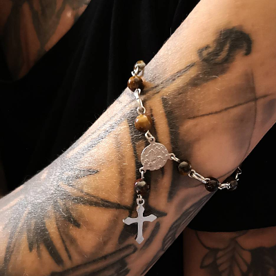 Rosenkranz-Armband aus Edelstahl mit Tigeraugeperlen – Spiritualität & Stil vereint