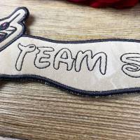 Stickdatei 3D-Anhänger TEAM SAUFEN, Maschinenstickerei, Stickmuster mit Trapunto-Effekt, 3D-Stick, Lesezeichen Bild 3