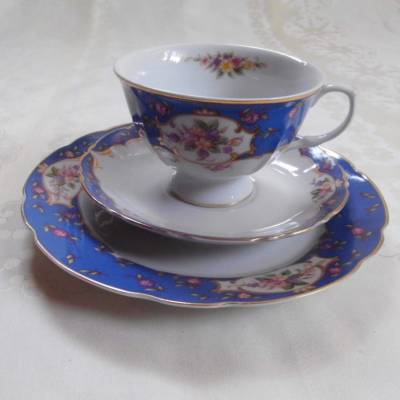 Sehr schöne Sammeltasse aus weißem Porzellan mit blauem Dekor und Blumenmotiv Vintage DDR
