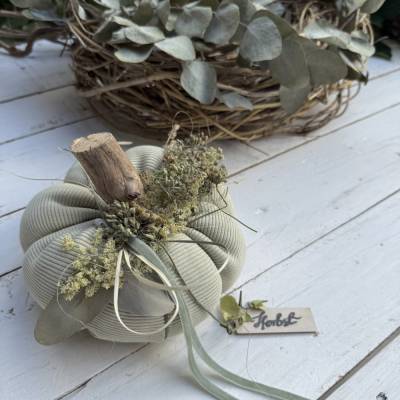 Stoffkürbis XL aus gerippter Baumwolle in Farmgrün – Skandi Herbstdeko mit Naturakzenten
