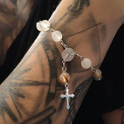 Rosenkranz-Armband aus Edelstahl mit Achatperlen – Spiritualität & Stil vereint