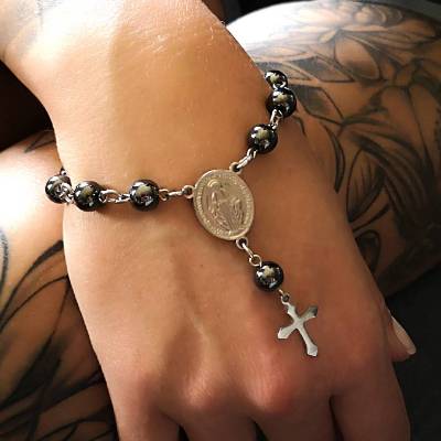 Rosenkranz-Armband aus Edelstahl mit Hämatitperlen– Spiritualität & Stil vereint