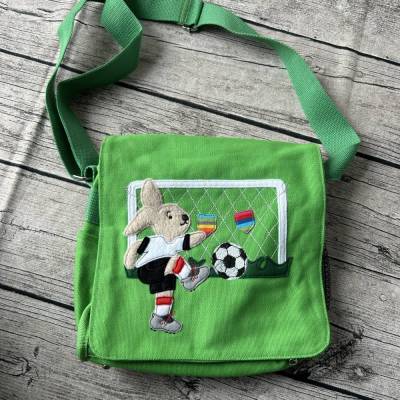 schöne grüne Canvas Kindergartentasche in grün mit Fußball Hase Tor