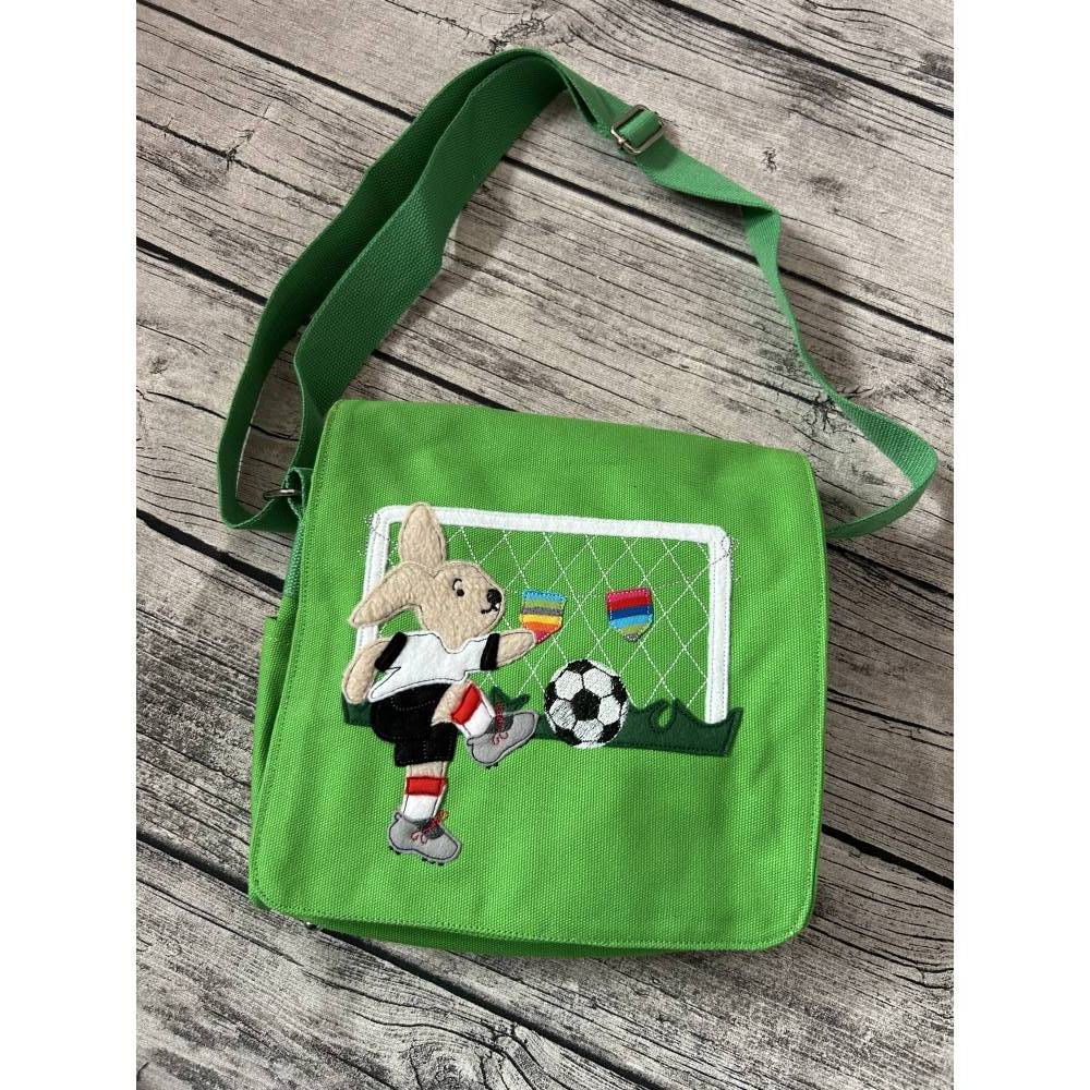 schöne grüne Canvas Kindergartentasche in grün mit Fußball Hase Tor