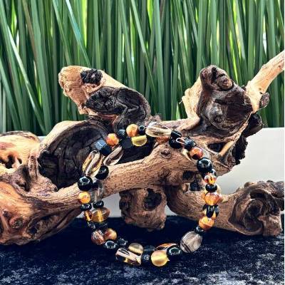 Bunter Armreif aus Glasperlen und Memorydraht – Einzigartiger Modeschmuck