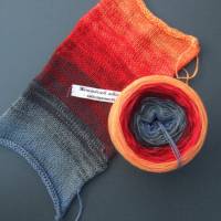 100% Schurwolle Merino extrafein Bobbel - 4-fädig, Farbverlauf Wolke 7 Lava, handgewickelt Bild 1
