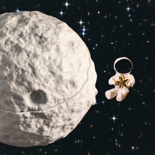 Mondförmige Duftkerze mit Gipsbehälter und Holzdocht – Kokosnuss & Vanille