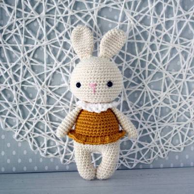Handgehäkeltes Häschen mit Kleid – 17 cm – merzerisierte Baumwolle – Amigurumi