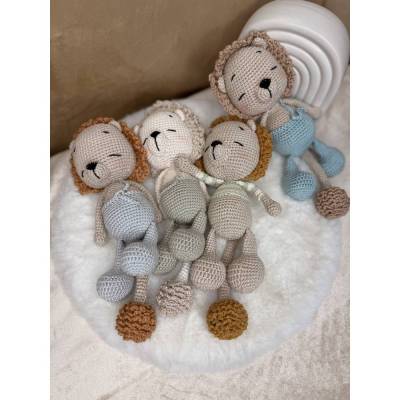 Handgehäkelter Löwe mit Rassel – Babyspielzeug, Kuscheltier & Geschenk zur Geburt