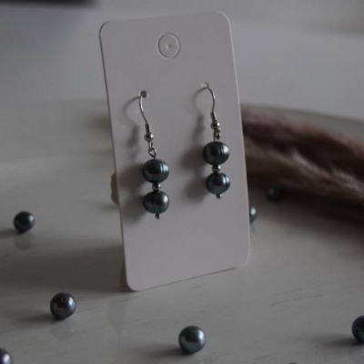 Ohrhänger aus Süsswasserperlen verziert mit Edelstahlperlen