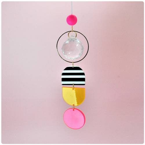 Funky Sonnenfänger mit Neon Acryl Anhängern – Farbenspiel für dein Fenster & Geschenkidee