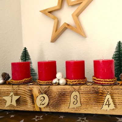 Adventsbalken aus Holz mit roten Kerzen und Glaskugeln/ Adventsgesteck / Adventsdeko