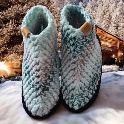 Hüttenschuhe, Hausschuhe, gehäkelte  Handarbeit