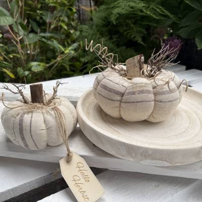 2er Set Kürbisse aus Baumwolle in Beige – Handgemachte Herbstdeko Landhausstil