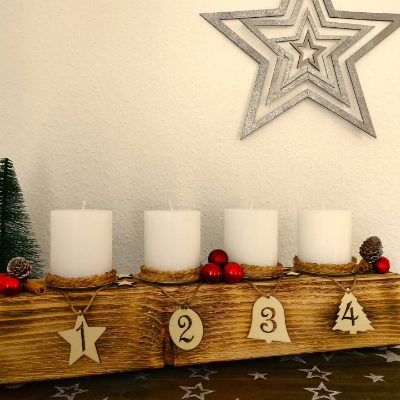 Adventsbalken aus Holz mit weißen Kerzen und Glaskugeln/ Adventsgesteck / Adventsdeko
