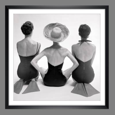 Fashion Mode Models in Badeanzügen und Schwimmflossen 1950 - Retro Kunstdruck Poster gerahmt 60x60 cm -  Wandbild