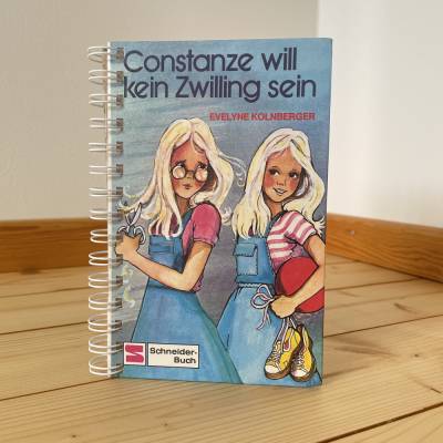Retro Notizbuch „Constanze will kein Zwilling sein“ – Upcycling Geschenk aus altem Kinderbuch, Vintage Retrobuch