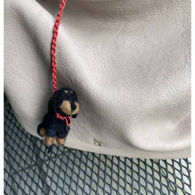 Autospiegel-Anhänger Dackel – Gefilzter Hundeanhänger als Geschenk für Dackelliebhaber - kein Kinderspielzeug!