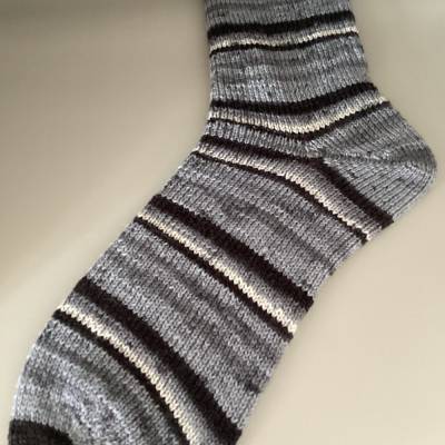 Handgestrickte Socken Gr. 42/43 aus Schurwolle – Dunkelgrau, Beige, Schwarz