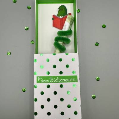 Originelles Geschenk für Bücherwurm – handgemachte Geschenkbox für Leseratten