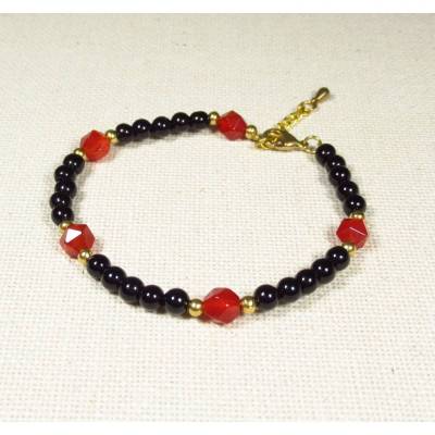 Perlenarmband HERBSTZAUBER aus schwarzen Onyxperlen, orangeroten Karneolperlen und Messing mit Verlängerung (2480)