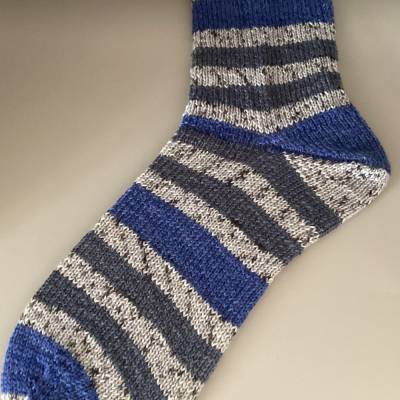 Handgestrickte Socken Gr. 42/43 aus Schurwolle – Dunkelgrau, Hellgrau & Blau