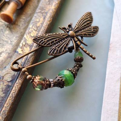 Schalnadel Libelle Grün Opal im Jugendstil, Tuchbrosche mit böhmischen Glasperlen in Grüntönen N-7-AB-44