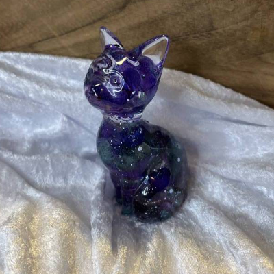 Katzenfigur aus Epoxidharz mit echten getrockneten Blumen