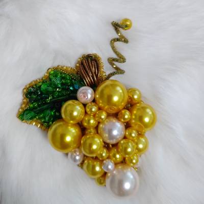 Handgefertigte Brosche „Goldene Traube“ mit Glasperlen bestickt, Anstecknadel, Handarbeit