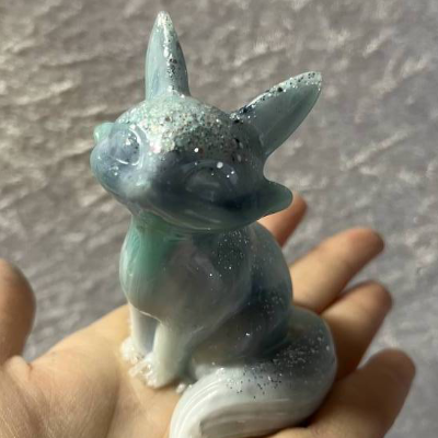 Dekofigur aus Epoxidharz „Eisfuchs“ sitzend