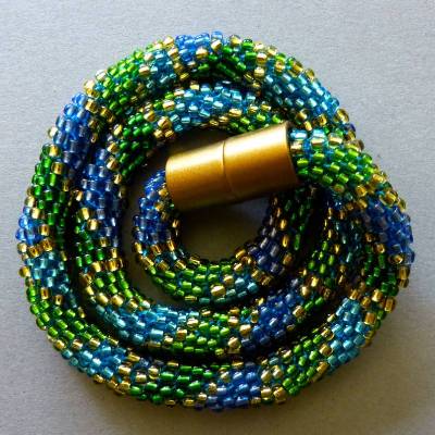 Halskette Spirale, Häkelkette blau türkis grün gold, 48 cm, Perlenkette, Glasperlen gehäkelt, Rocailles, Häkelschmuck
