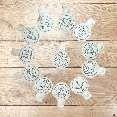 Stickdatei Sternzeichen Schlüsselanhänger ITH Set 2583 – 12 Dateien für Taschenbaumler & Anhänger von Design-by-Jasmina