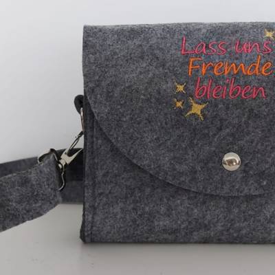 bestickte Filztasche Umhängetasche Lass uns Fremde bleiben personalisierte Tasche